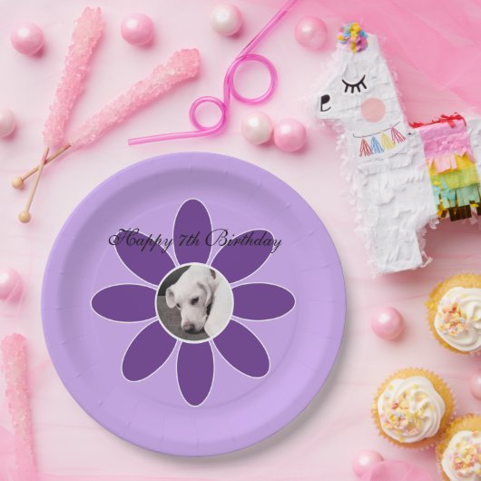 Foto des Niedlichen Welpenhundes in Lila Blume Pappteller (Party)