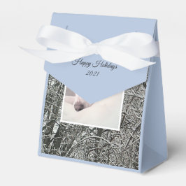 Foto des Niedlichen Winterschneetags des Welpenhun Geschenkschachtel