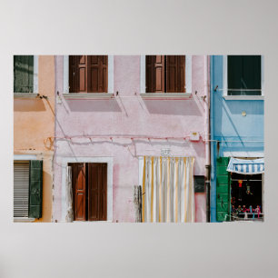 FOTO DES PINKEN GEBÄUDE MIT GELBTER TÜRENKURTATION POSTER