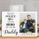Foto des Polizeibeamten Hero Daddy Vathers Day Fotoplatte<br><div class="desc">"Manche nennen dich einen Polizeibeamten, andere mögen dich einen Helden nennen, aber ich nenne dich Papa!" Überraschen Sie Ihren Lieblings-Polizeibeamten und Papa mit diesem super personalisierten Polizisten Vater Väter Tag Geschenk Foto-Plakat an diesem Tag. Personalisieren Sie mit Ihrem bevorzugten Foto, Ihrer Nachricht und Ihrem Namen. Diese Tagesplakette der Polizeiväter wird...</div>