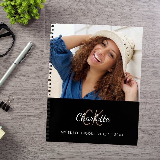 Foto des Sketchbuchs Schwarz-weiß Notizblock