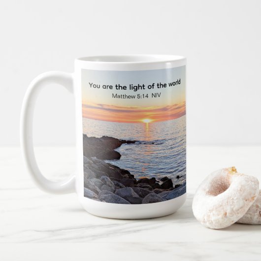 Foto des Sonnenuntergangs auf der Ozeanbibel Kaffeetasse (Mit Donut)