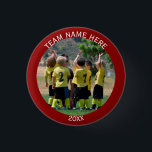 Foto des Sportteams erstellen Button<br><div class="desc">Passen Sie diesen Foto-Button mit dem Foto Ihres Lieblings-Sportteams an und personalisieren Sie ihn. Platzieren Sie anstelle des Template Fotos ein quadratisches Foto aus Baseball, Softball, Basketballfußball, Fußball, Hockey.Fügen Sie den Namen der Mannschaft oben und das Datum unten hinzu. Wählen Sie die Form oder Größe der Schaltfläche aus dem Menü...</div>