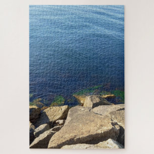 Foto des tiefen blauen Ozeans und der felsigen Küs Puzzle