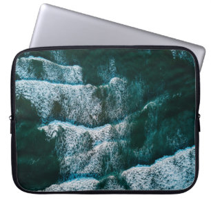 Foto des Wasserkörpers mit oberster Ansicht Laptopschutzhülle