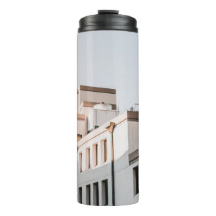 Foto DES WEISSEN KONKRETEN GEBÄUDE Thermosbecher