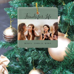 Foto die besten Freunde des Lebens Keramikornament<br><div class="desc">Ein Geschenk für Ihre besten Freunde zu Geburtstagen,  Weihnachten oder einem besonderen Ereignis. Schwarzer Text: Friends for Life,  geschrieben mit einem trendigen handgeschriebenen Stil Skript. Personalisieren und verwenden Sie Ihr eigenes Foto und Ihre eigenen Namen. Ein trendiger,  schlauer grüner Hintergrund.</div>