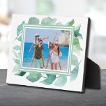 Foto Easel Fotoplatte<br><div class="desc">Tabletop-Plakette mit eingebautem Aasel zeigt Ihr Lieblings-Foto mit wunderschönen Aquarellfarben-Blätter auf JEDEM FARBHINTERGRUND und beliebigen Farb-FRAMES, um Ihrem Foto zu entsprechen. Ändern Sie das Datum auf das aktuelle Jahr oder Sie können es löschen oder weitere Informationen hinzufügen. Gut als Geschenk oder um Ihr Lieblings-Foto in Ihrer eigenen Zuhause zu zeigen....</div>