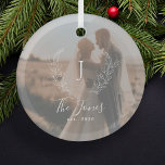 Foto Ehepaare, frisch verheiratet, Name monogram Ornament Aus Glas<br><div class="desc">Individuell weißes Monogramm Initial und Name mit familiengeführtem Jahr elegante Bauernhausstil Weihnachtsbaumschmuck mit Foto Overlay.        Ein modernes Sake-Geschenk für Neuvermählte.</div>