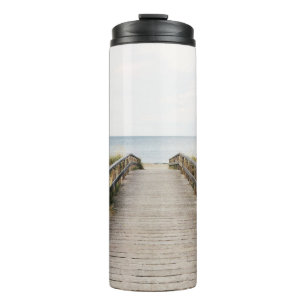 FOTO EINER GRAUEN HOLZBRÜCKE THERMOSBECHER