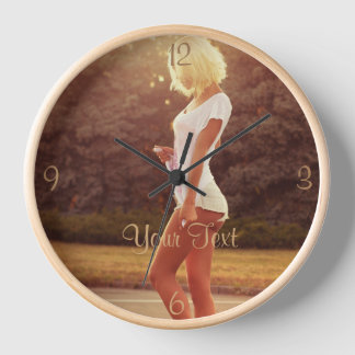 Foto einer im Sonnenlicht Gerahmten Frau Uhr