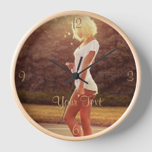 Foto einer im Sonnenlicht Gerahmten Frau Uhr (Vorderseite)