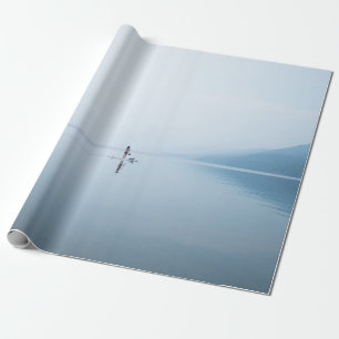 FOTO EINER PERSON AUF EINEM RUHIGEN GEWÄSSER GESCHENKPAPIER