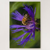 Foto einer wunderschönen lila Blume mit Honigbiene Puzzle (Vertikal)