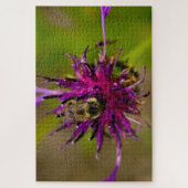 Foto einer wunderschönen lila Blume mit Honigbiene Puzzle (Vertikal)