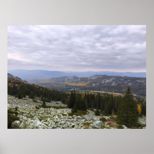 Foto eines bergigen Herbstwaldes, Berge, p Poster