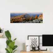 Foto eines bergigen Herbstwaldes, Berge, p Poster (Heimbüro)