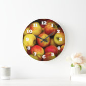 Foto eines Buschels aus Gelb- und Rotäpfeln Große Wanduhr (Zuhause)
