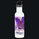 Foto eines Hübschen Lila Frühlingskrokus Edelstahlflasche<br><div class="desc">Wasserflasche mit einem hübschen Foto eines dunklen lila Crocus-Set in einem Glasgefäß. Im Hintergrund ist eine leichte lila Blüte zu sehen.</div>