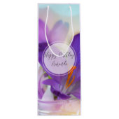 Foto eines Hübschen Lila Frühlingskrokus Geburtsta Geschenktüte Für Weinflaschen (Rückseite)