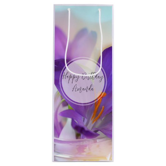 Foto eines Hübschen Lila Frühlingskrokus Geburtsta Geschenktüte Für Weinflaschen (Vorderseite)