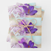 Foto eines Hübschen Lila Frühlingskrokus Gemustert Geschenkpapier Set (Beispiel)