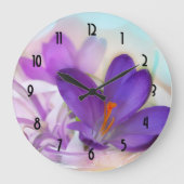 Foto eines Hübschen Lila Frühlingskrokus Große Wanduhr (Vorderseite)