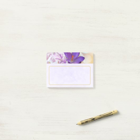 Foto eines Hübschen Lila Frühlingskrokus Post-it Klebezettel (Auf Schreibtisch)