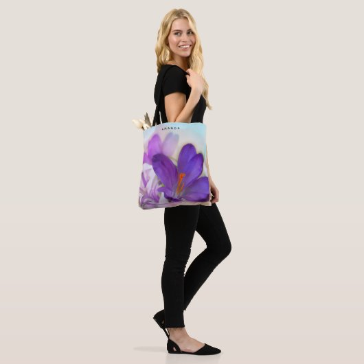 Foto eines Hübschen Lila Frühlingskrokus Tasche (Am Model)