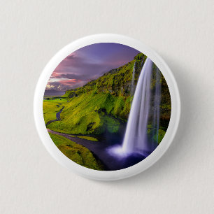 Foto eines isländischen Wasserfalls in grüner Natu Button
