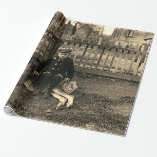 Foto eines Jungen aus den 1890er Jahren, der auf e Geschenkpapier