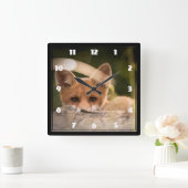 Foto eines Niedlichen kleinen Orangenfuchs Quadratische Wanduhr (Zuhause)