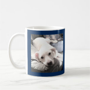 Foto eines Niedlichen weißen Hundes mit Vater, der Kaffeetasse