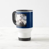 Foto eines Niedlichen weißen Hundes mit Vater, der Reisebecher (Vorderseite Links)