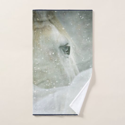 Foto eines schönen Weißen Pferdes im Winter Badhandtuch Set (Handtuch)