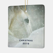 Foto eines schönen Weißen Pferdes im Winter Keramikornament (Links)