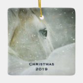 Foto eines schönen Weißen Pferdes im Winter Keramikornament (Vorderseite)