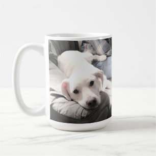 Foto eines süßen Hundes, der mit seinem besten Fre Kaffeetasse