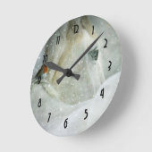 Foto eines Weißen Pferdes und Vogels im Winter Runde Wanduhr (Winkel)