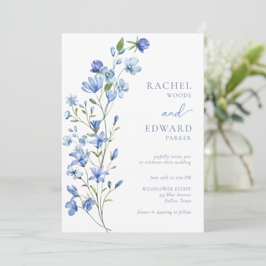 Foto Elegant Dusty Blue Floral Wedding Einladung (Stehend Vorderseite)