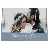 Foto Elegant Dusty Blue White Calligraphy Name Große Geschenktüte (Vorderseite)