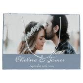 Foto Elegant Dusty Blue White Calligraphy Name Große Geschenktüte (Rückseite)