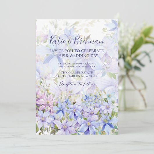 Foto Elegant Periwinkle Clematis QR Code Wedding Einladung (Stehend Vorderseite)