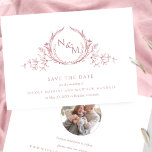 Foto, elegante Dusty Rose Monogram Wedding Save The Date<br><div class="desc">Mit dieser beeindruckenden Hochzeitsfeier können Sie Ihr Hochzeitsdatum bekannt geben und die Dattelkarte mit exquisiten handgezeichneten botanischen Monogramm-Paarinitialen in staubigen Rose speichern. Elegante, runde Fotoplatte auf der Rückseite, keine Notwendigkeit, ein kreisförmiges Foto hinzuzufügen, Zazzle passt Ihr Foto automatisch in die kreisförmige Form an. Einfach, elegant, zeitlos und sauber. Zurück mit...</div>
