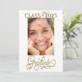 Foto Elegante Script Graduate Ankündigung (Stehend Vorderseite)