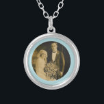 Foto-Erinnerungscharme für Wedding Blumenstrauß im Versilberte Kette<br><div class="desc">Wedding Erinnerungsblumenstrauß-Charme. Erinnern Sie sich an die, die nicht mit Ihnen an Ihrem speziellen Tag mit einem Erinnerungsbrautcharme sein können. Ein reizendes sentimentales Andenken, damit die Braut herein ihren Blumenstrauß trägt. Dieser Charme hat einen schwarzen Hintergrund mit der Phrase, "für immer in meinem Herzen" und in einem Platz unten für...</div>
