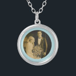 Foto-Erinnerungscharme für Wedding Blumenstrauß im Versilberte Kette<br><div class="desc">Wedding Erinnerungsblumenstrauß-Charme. Erinnern Sie sich an die, die nicht mit Ihnen an Ihrem speziellen Tag mit einem Erinnerungsbrautcharme sein können. Ein reizendes sentimentales Andenken, damit die Braut herein ihren Blumenstrauß trägt. Dieser Charme hat einen schwarzen Hintergrund mit der Phrase, "für immer in meinem Herzen" und in einem Platz unten für...</div>