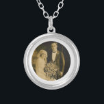 Foto-Erinnerungscharme für Wedding Blumenstrauß im Versilberte Kette<br><div class="desc">Wedding Erinnerungsblumenstrauß-Charme. Erinnern Sie sich an die, die nicht mit Ihnen an Ihrem speziellen Tag mit einem Erinnerungsbrautcharme sein können. Ein reizendes sentimentales Andenken, damit die Braut herein ihren Blumenstrauß trägt. Dieser Charme hat einen schwarzen Hintergrund mit der Phrase, "für immer in meinem Herzen" und in einem Platz unten für...</div>