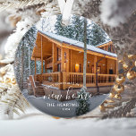 Foto Erste Weihnachten Neue Zuhause Weiße Schrift  Ornament<br><div class="desc">Erinnern Sie sich an Ihr erstes Weihnachtsfest in Ihrer neuen Zuhause mit diesem schönen modernen Sake-Ornament. Der weiße Text lautet "Erste Weihnachten in unserer neuen Zuhause", mit den Worten "Neue Zuhause" in elegantem Schriftzeichen mit Schnörkeln vor und nach. Ersetzen Sie das Beispielbild durch ein Foto Ihres neuen Hauses und fügen...</div>