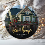 Foto First Christmas Neue Zuhause Gold-Script Ornament<br><div class="desc">Erinnern Sie sich an Ihr erstes Weihnachtsfest in Ihrer neuen Zuhause mit diesem schönen modernen Sake-Ornament. Der Text lautet "Erste Weihnachten in unserer neuen Zuhause", mit den Worten "Neue Zuhause" in elegantem Imitat-Folienskript. Ersetzen Sie das Beispielbild durch ein Foto Ihres neuen Hauses und fügen Sie den Nachnamen Ihrer Familie in...</div>